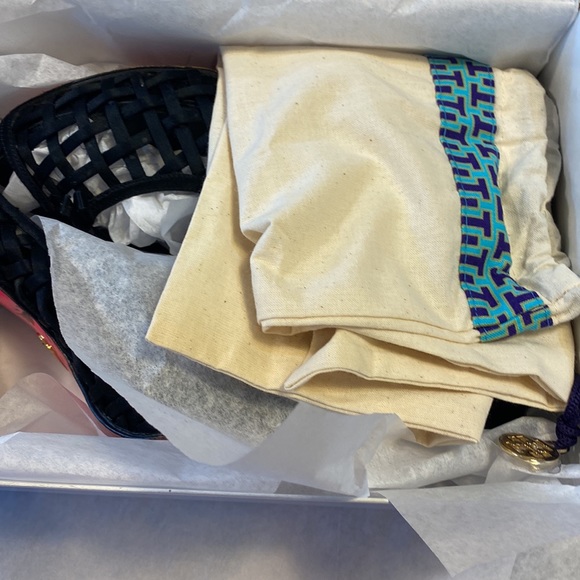 Betsy Johnson 4in high black silky textile crisscross pattern. - Picture 5 of 5